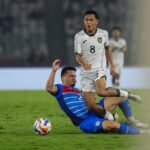 Rayhan Hannan menguasai bola saat laga Timnas U-23 Indonesia melawan Filipina di Stadion Utama Gelora Bung Karno, menunjukkan ketenangan dan kontrol dalam tekanan.