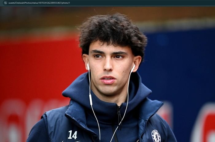 João Félix mengenakan jersey Chelsea
