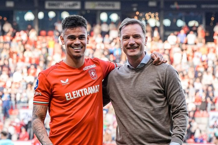 Mees Hilgers berdiri di lapangan latihan FC Twente